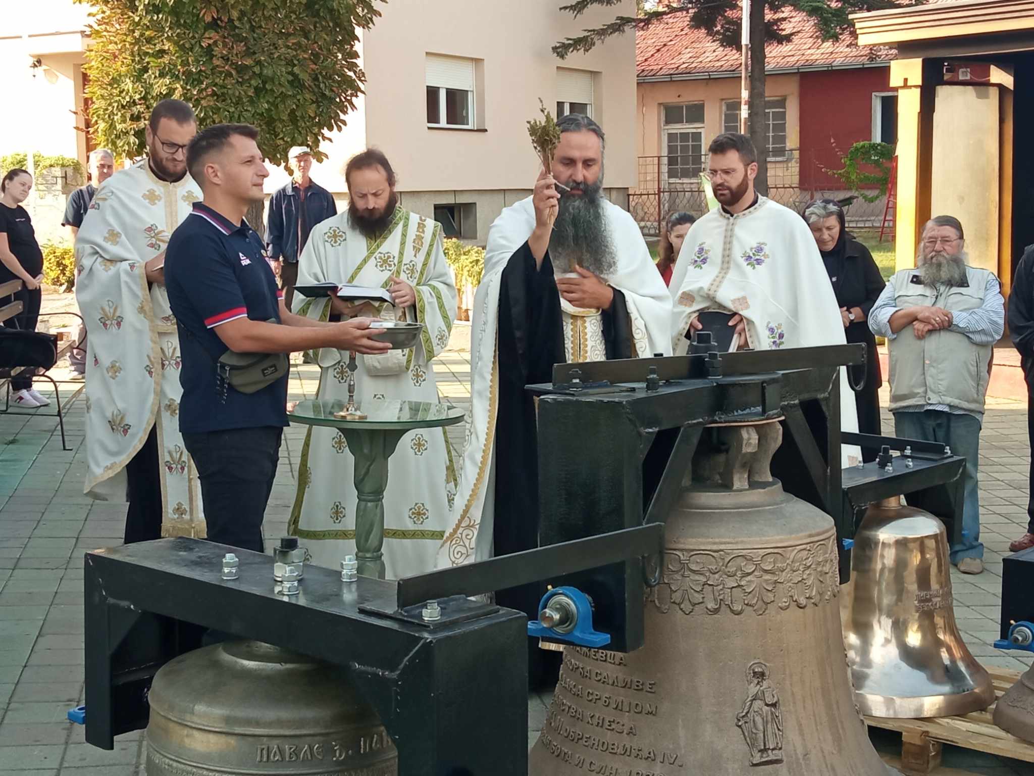 Постављање репарираних звона на звоник цркве Светог Ђорђа у Књажевцу