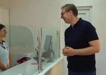 Вучић обишао апотеку у Кални и уверио се да су нове цене лекова на снази